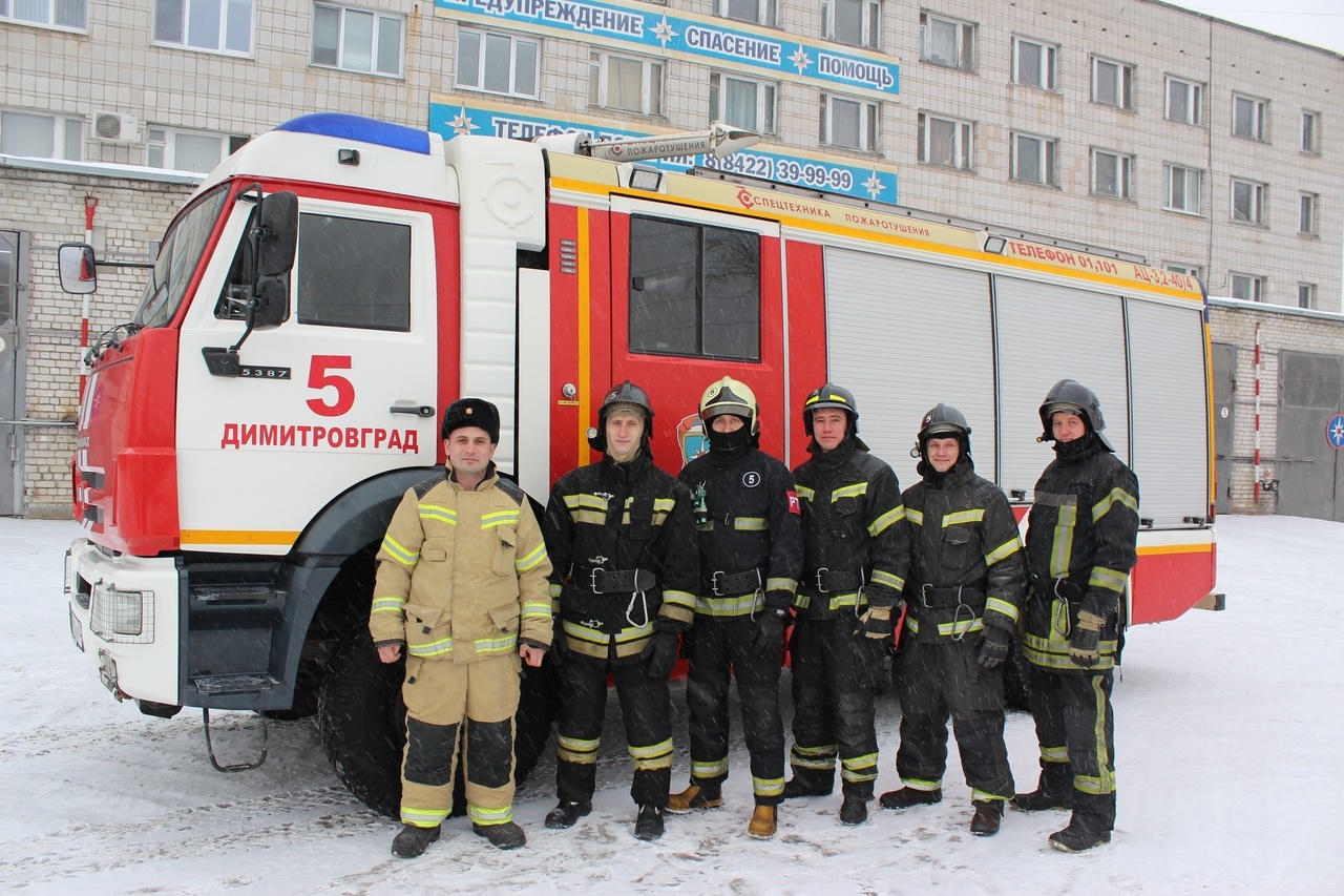 Пожарный пришел на помощь тяжелобольному пациенту.