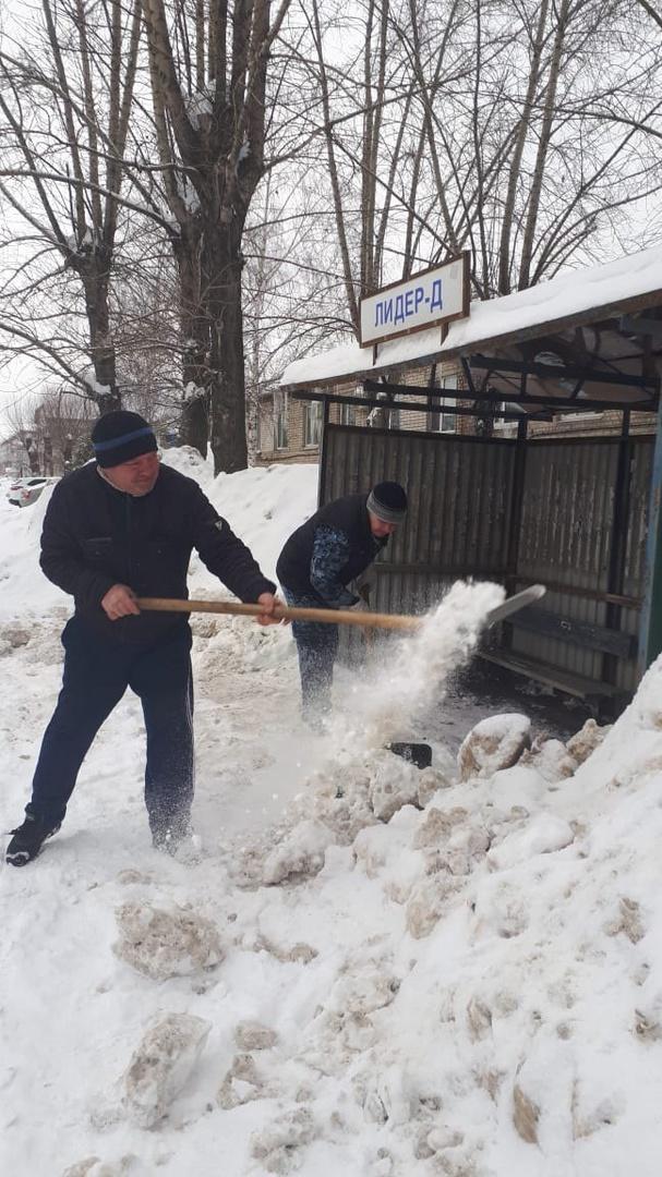 Сотрудники предприятия &quot;Лидер -Д&quot; помогли расчистить от снега автобусную остановку.