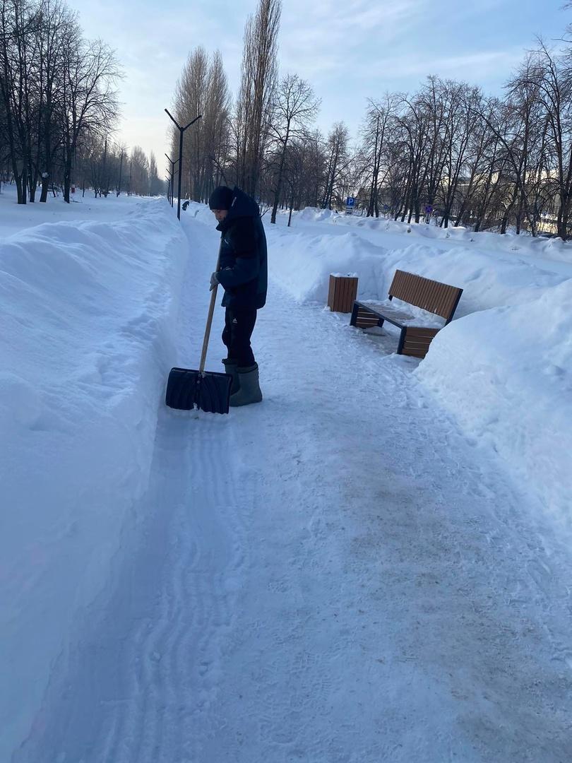 Ведётся очистка дорог и городских территорий.