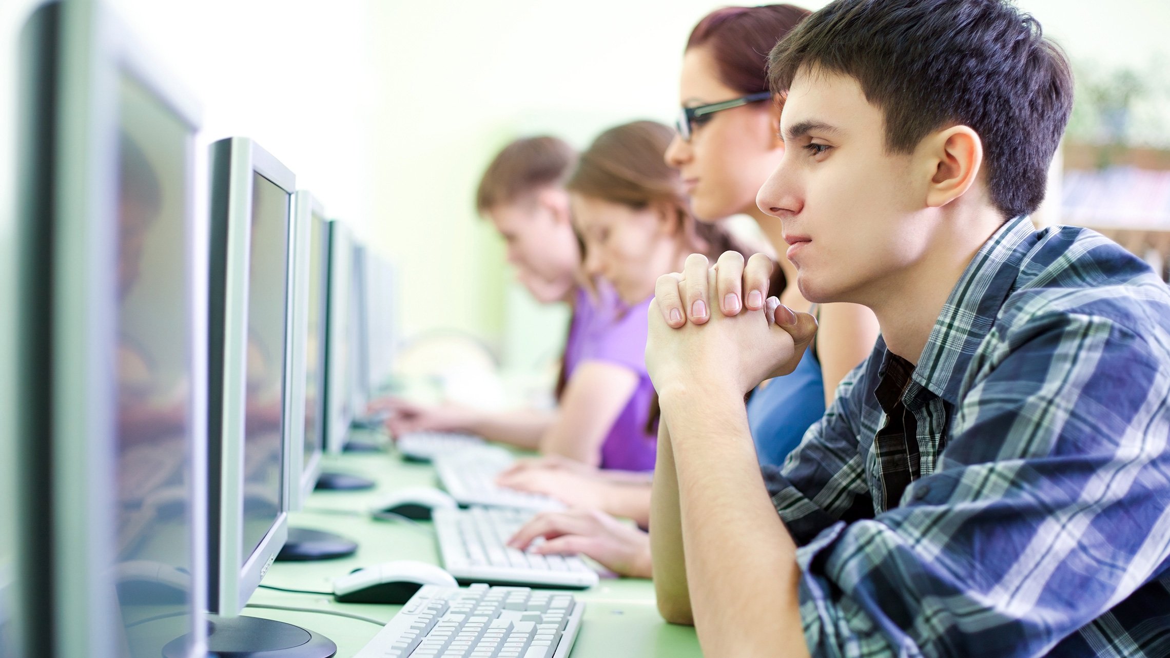 Компьютерное программирование уроки. Подросток за компьютером. Подросток и компьютер. Ученик за компьютером. Школьники за компьютеро.