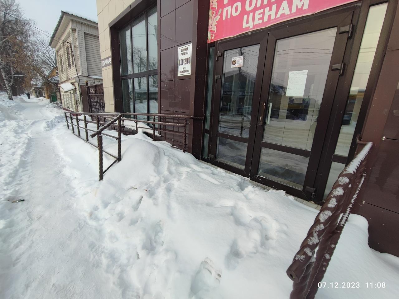 Все владельцы торговых и развлекательных объектов обязаны очищать прилегающие территории от снега.