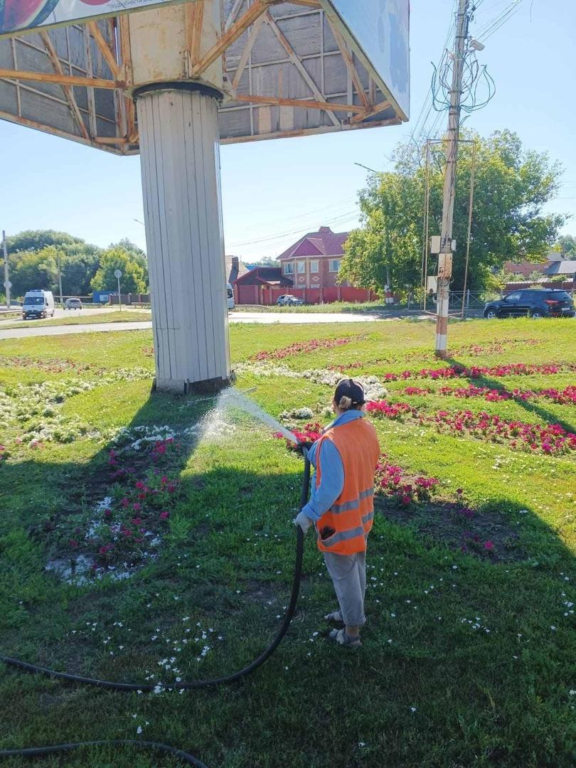 Ведётся очистка дорог и городских территорий.