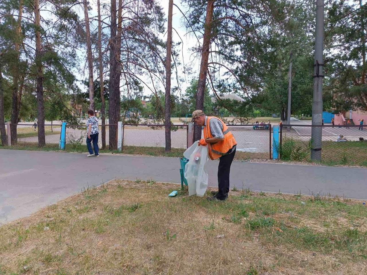 Ведётся очистка дорог и городских территорий.