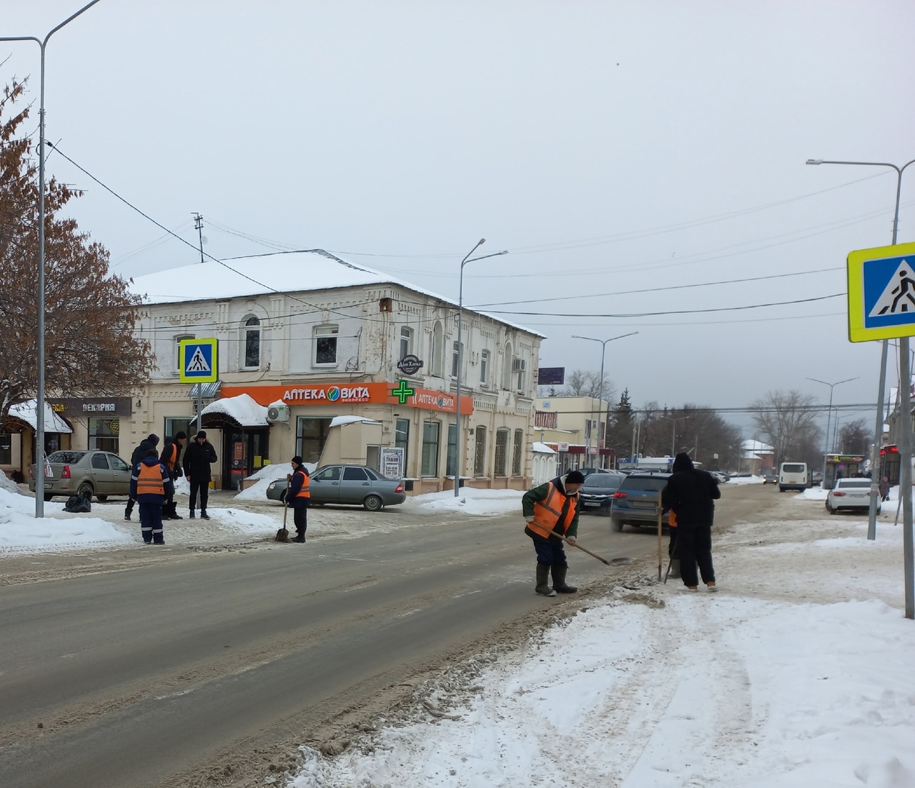 Муниципальный ЦУР: на улице Гагарина очищают подходы к пешеходным переходам.