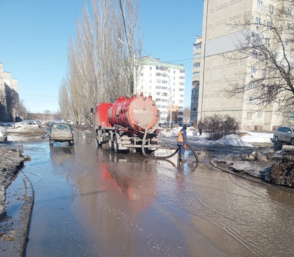 В ночное время бригады учреждения &quot;Городские дороги&quot; распределяют пескосолевую смесь.