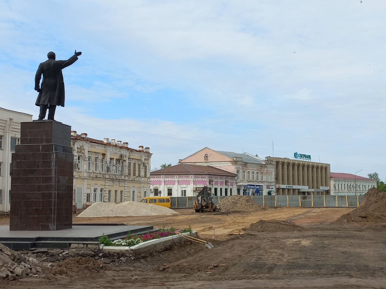 Продолжается благоустройство площади Советов.