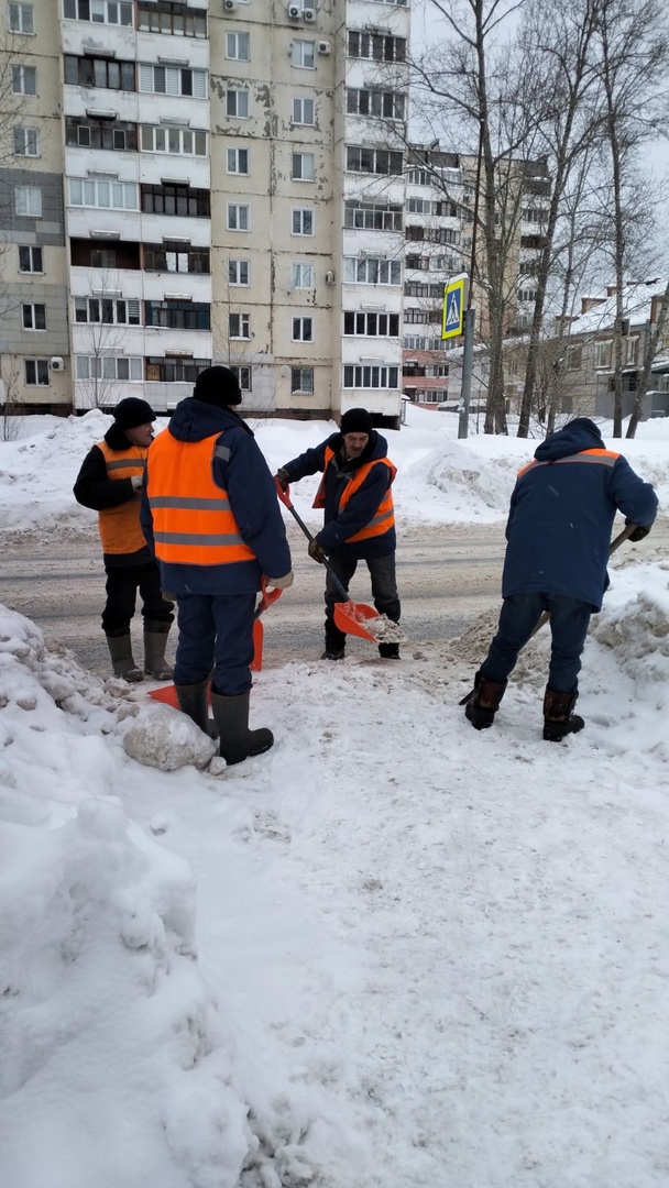 Ведётся очистка остановок и пешеходных переходов.