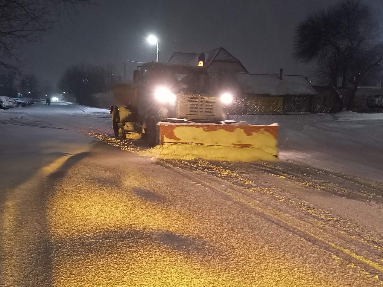Очистка дорог от снега велась ночью и продолжается утром 21 ноября.