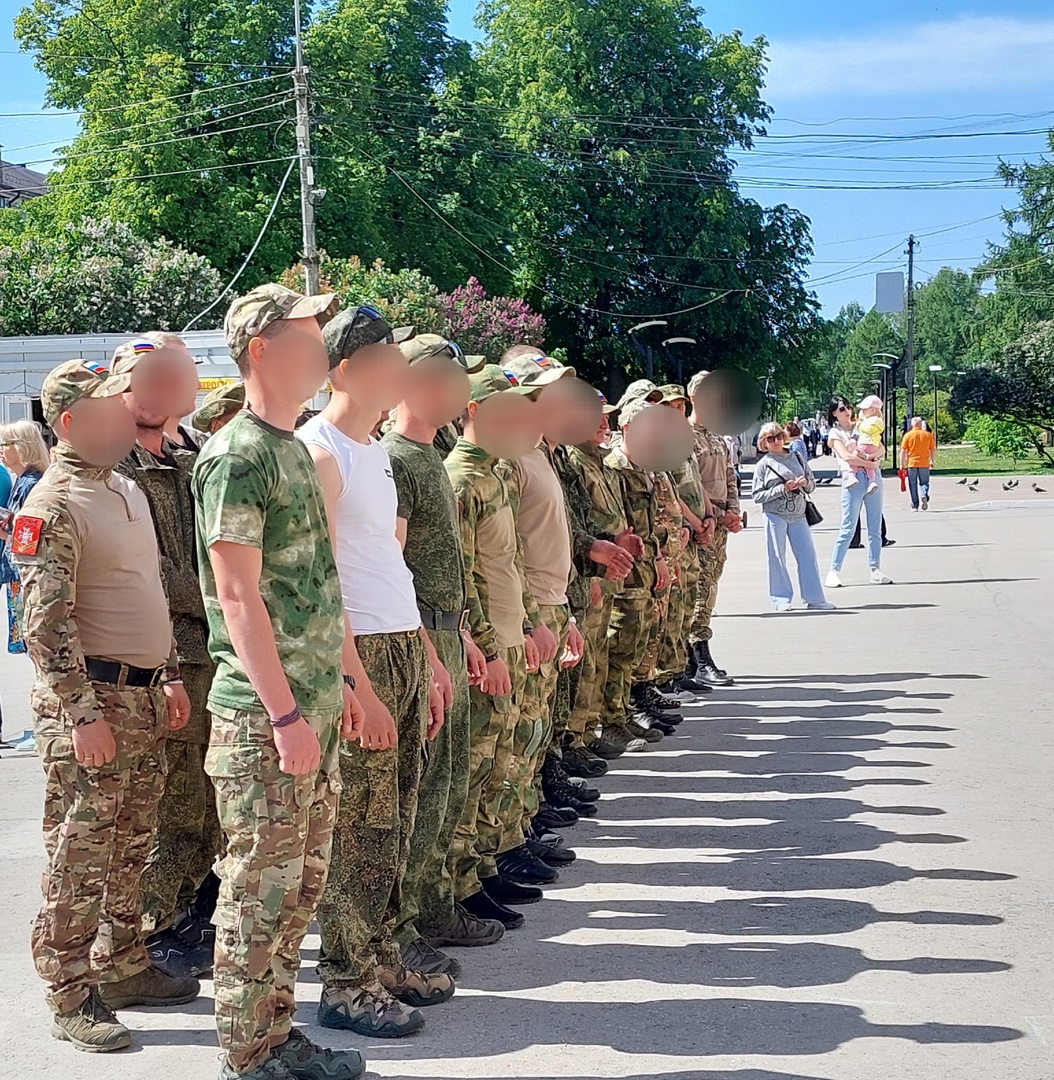 В Димитровграде 19 мая торжественно проводили ещё одну группу бойцов, возвращающихся после кратковременного отпуска в зону СВО.