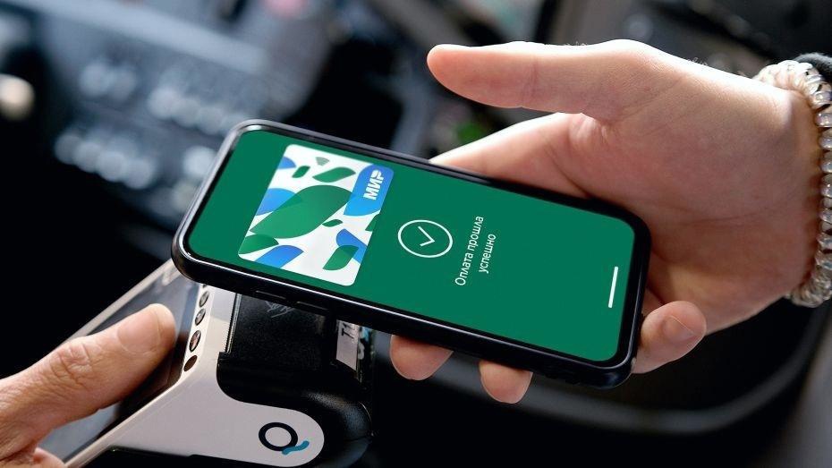 С 1 июля возможность оплачивать проезд в автобусах через мобильное приложение на телефоне сохраняется.