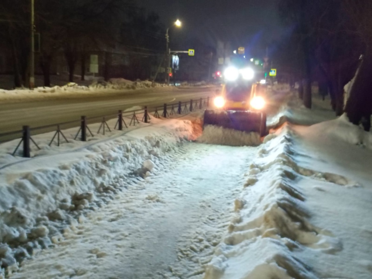Продолжается расчистка и обработка дорог, тротуаров и городских территорий.