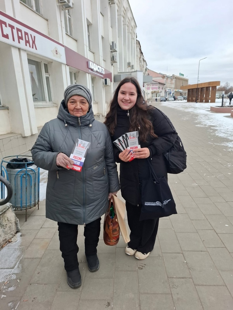 Волонтёры Комитета по делам молодёжи раздают жителям города буклеты антикоррупционной тематики.