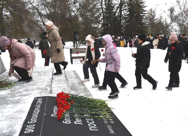 Патриотическое мероприятие прошло на Аллее Славы у памятника жителям Ленинграда..