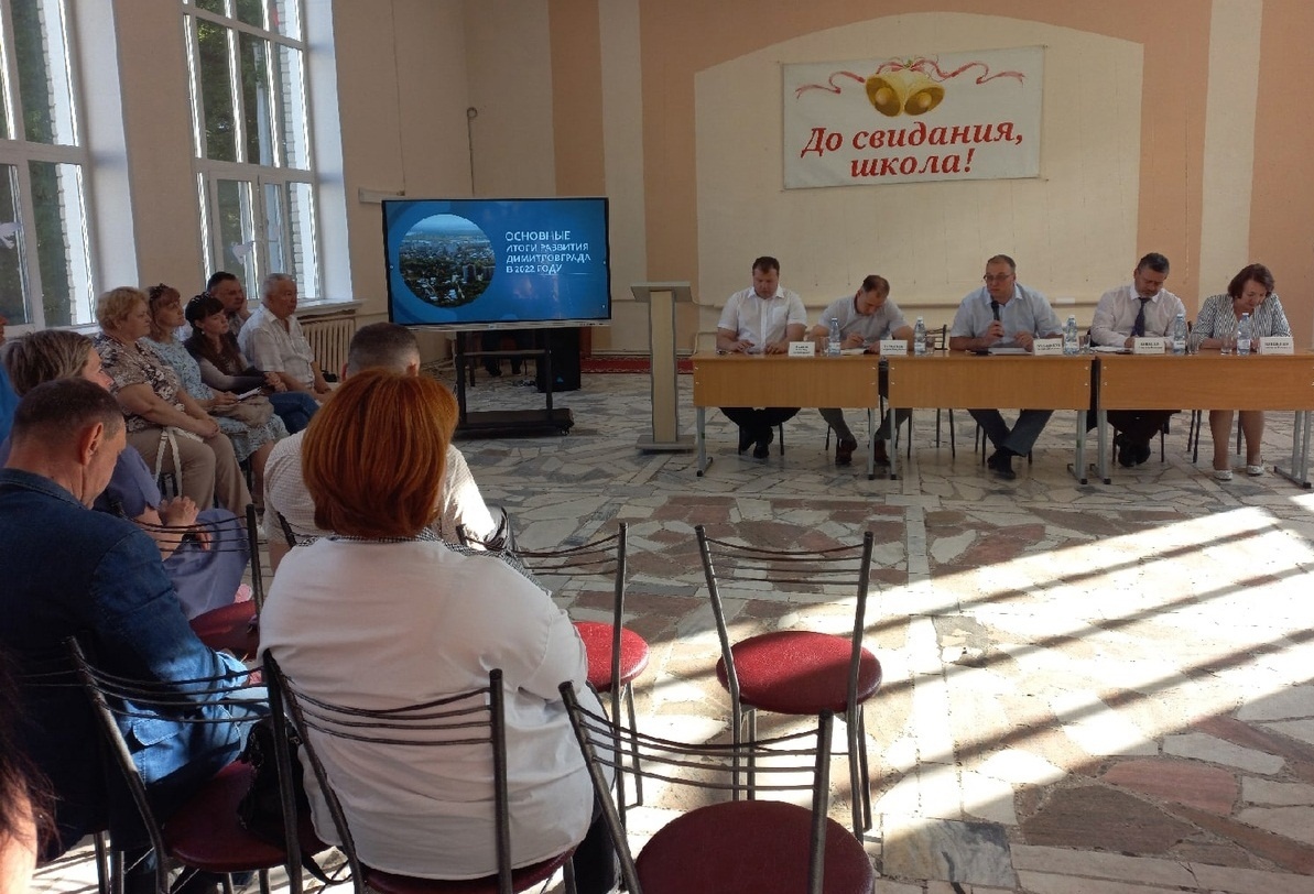В школе №23 в среду 24 мая прошла встреча администрации города с жителями микрорайона.