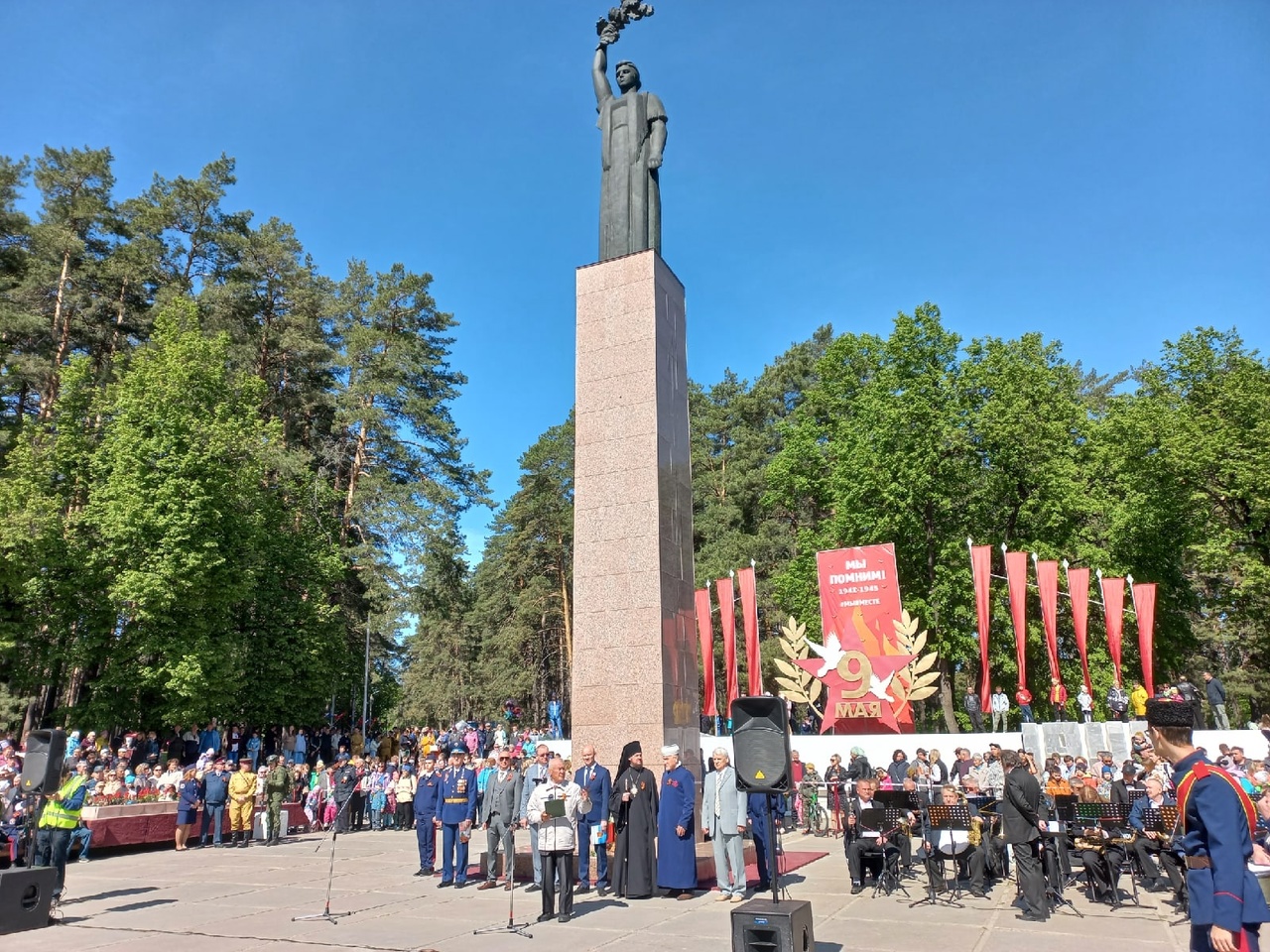 Митинг у Монумента Славы.