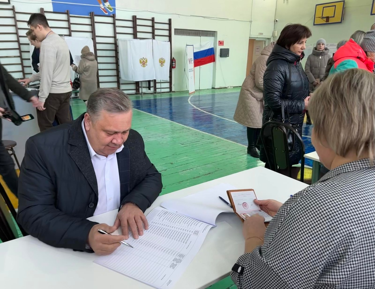 Глава города Сергей Сандрюков сегодняшнее утро начал с объезда всех избирательных участков и проголосовал на своём УИКе 3247.