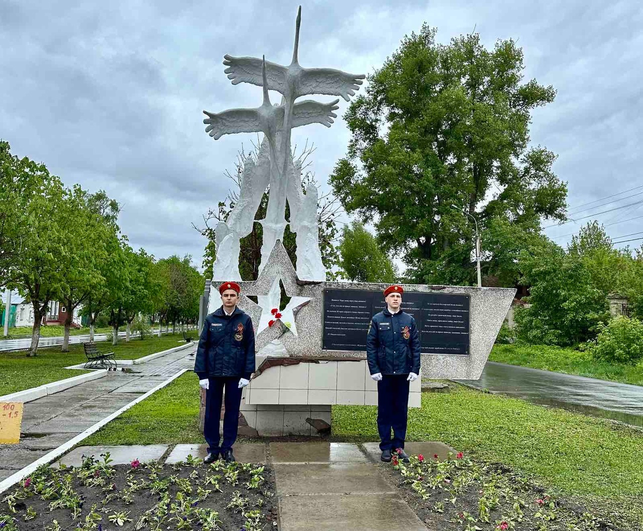 На Аллее ветеранов 8 мая почтили память воинов-мелекессцев, погибших в Великой Отечественной войне.