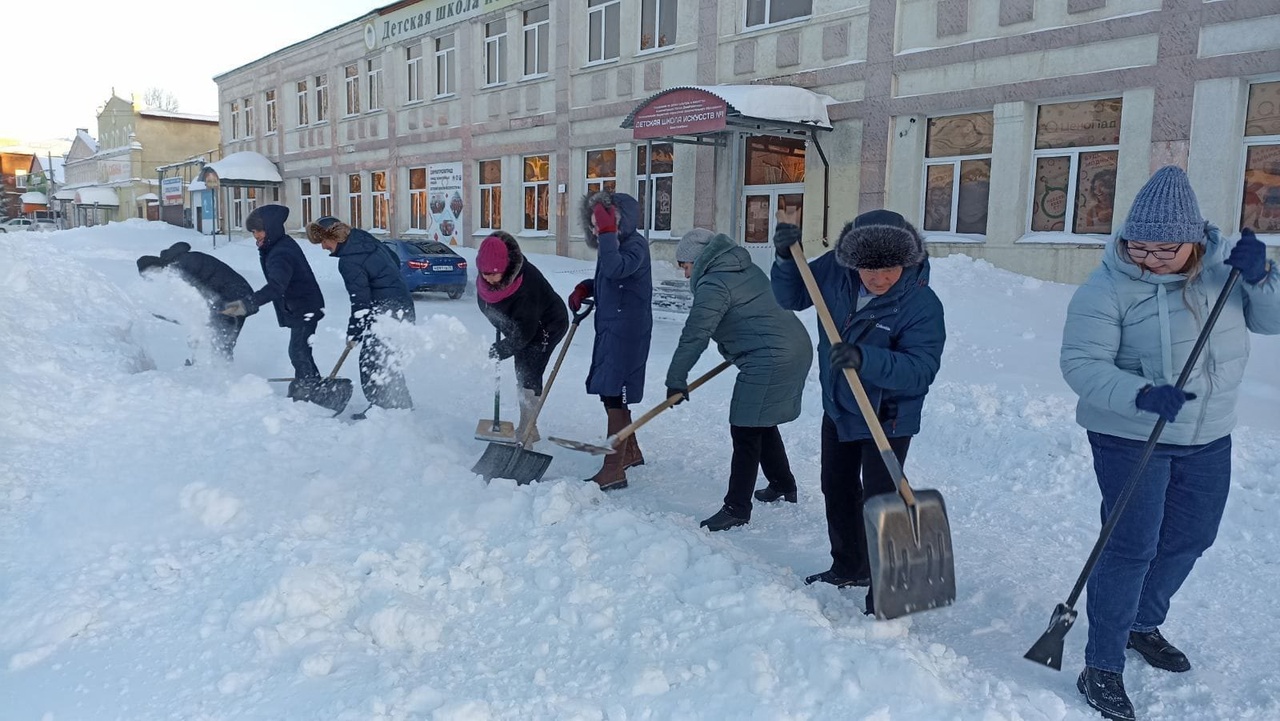 Идёт расчистка снега у Детской школы искусств на улице Куйбышева.