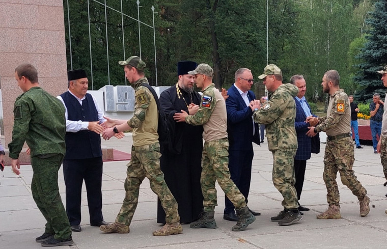 В Димитровграде торжественно проводили бойцов, которые возвращаются после двухнедельного отпуска в зону СВО. В Димитровграде торжественно проводили бойцов, которые возвращаются после двухнедельного отпуска в зону СВО.