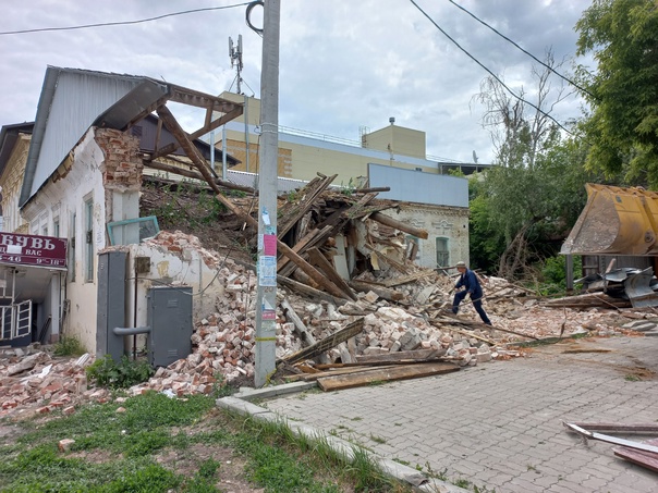 На улице Гагарина сносят аварийный дом после расселения его жильцов..