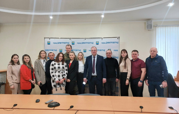 Глава города Андрей Большаков и замполит войскового подразделения Дмитрий Холин встретились с членами семей мобилизованных воинов. Глава города Андрей Большаков и замполит войскового подразделения Дмитрий Холин встретились с членами семей мобилизованных воинов.