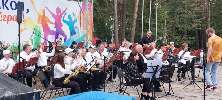 Выступление ульяновского государственного оркестра "Держава" с программой "Кодекс рока", дирижёр Кирилл Ильин, вокал - Ванесса Куранова.. Выступление ульяновского государственного оркестра "Держава" с программой "Кодекс рока", дирижёр Кирилл Ильин, вокал - Ванесса Куранова..
