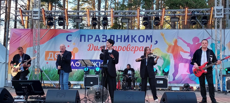 Выступление кавер-группы "KatyBend" и Сергея Белого.