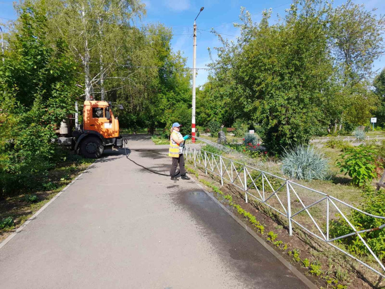 Ведётся очистка дорог и городских территорий.