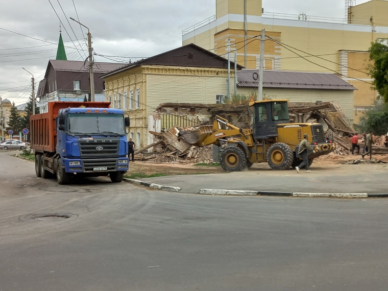 Продолжается снос аварийного дома на улице Хмельницкого, 106.. Продолжается снос аварийного дома на улице Хмельницкого, 106..