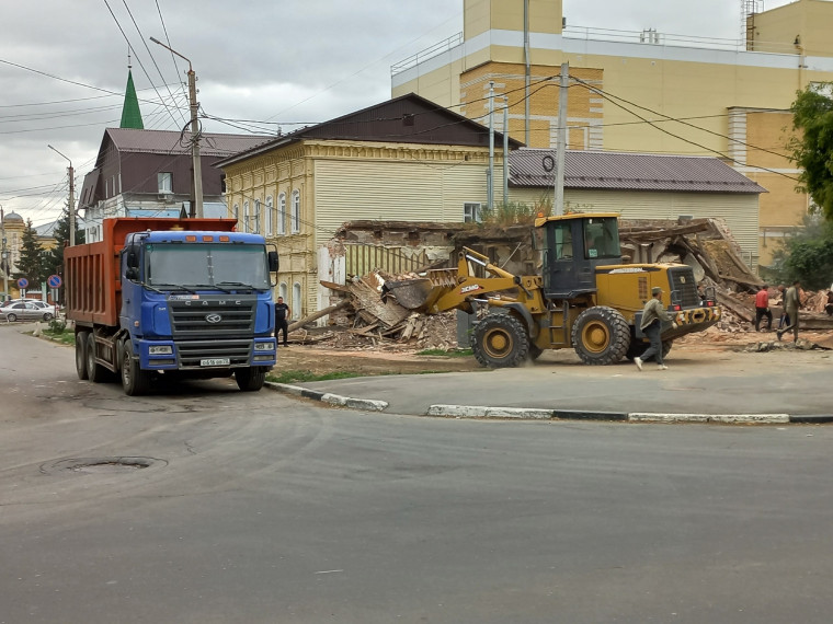 Продолжается снос аварийного дома на улице Хмельницкого, 106..