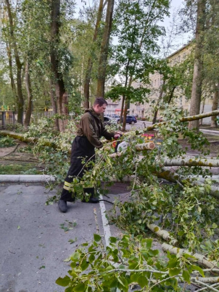 Работы по ликвидации последствий стихии продолжаются.