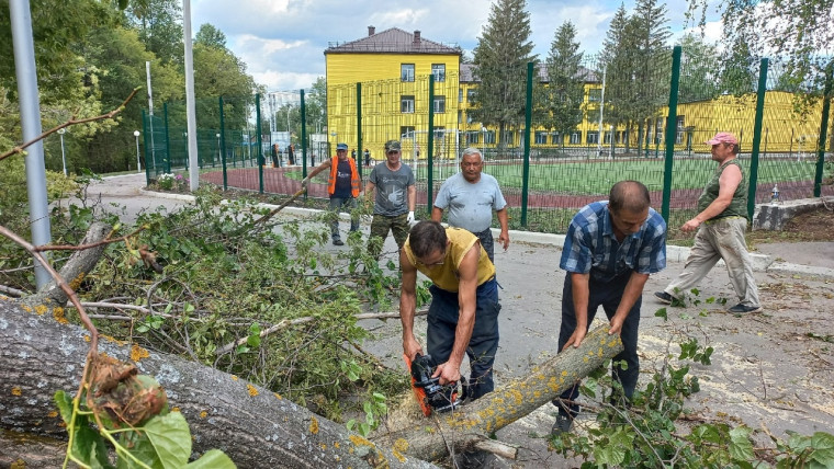 В разных частях города продолжаются работы по ликвидации последствий вчерашнего ливня и урагана.