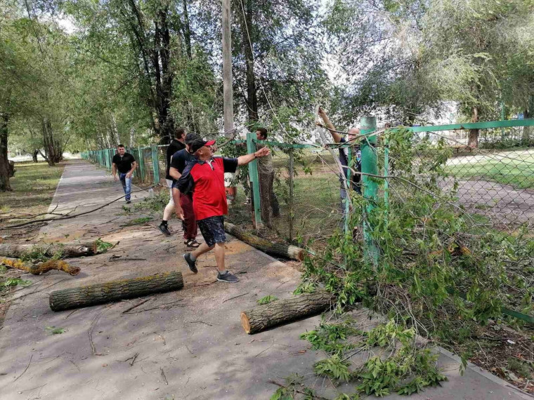 Во всех частях города продолжается работа по ликвидации последствий урагана.