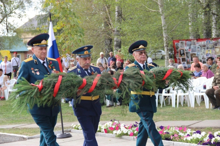 Руководитель школьного музея Лицея №25 благодарит за помощь в организации праздничного мероприятия, посвященного 80-й годовщине победы в Курской битве.