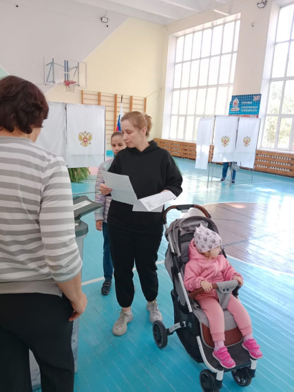 Голосуют "стар и млад". Голосуют "стар и млад".