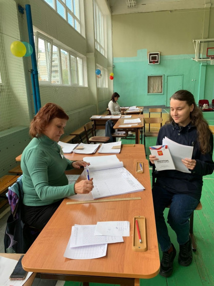 В Димитровграде в первый день выборов почти на каждом избирательном участке есть впервые голосующие молодые люди.