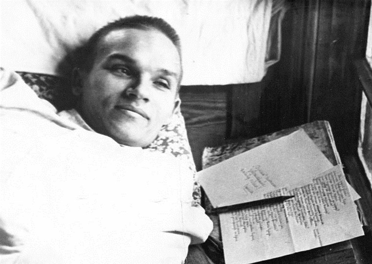 На 5 октября намечено открытие мемориальной доски на доме 37 по улице Гвардейской, где жил известный татарский поэт и художник Гакиль Сагиров. На 5 октября намечено открытие мемориальной доски на доме 37 по улице Гвардейской, где жил известный татарский поэт и художник Гакиль Сагиров.