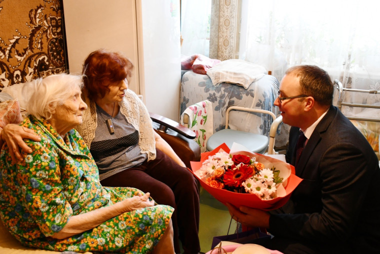 Глава города Андрей Большаков поздравил с 80-летием победы в Сталинградской битве участницу этого сражения Марию Григорьевну Ревенко.