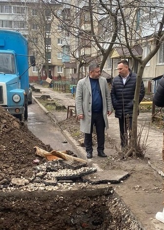 Исполняющий полномочия главы города Дмитрий Цивилёв лично котролирует ход работ на месте порыва теплотрассы на улице Лермонтова. Исполняющий полномочия главы города Дмитрий Цивилёв лично котролирует ход работ на месте порыва теплотрассы на улице Лермонтова.
