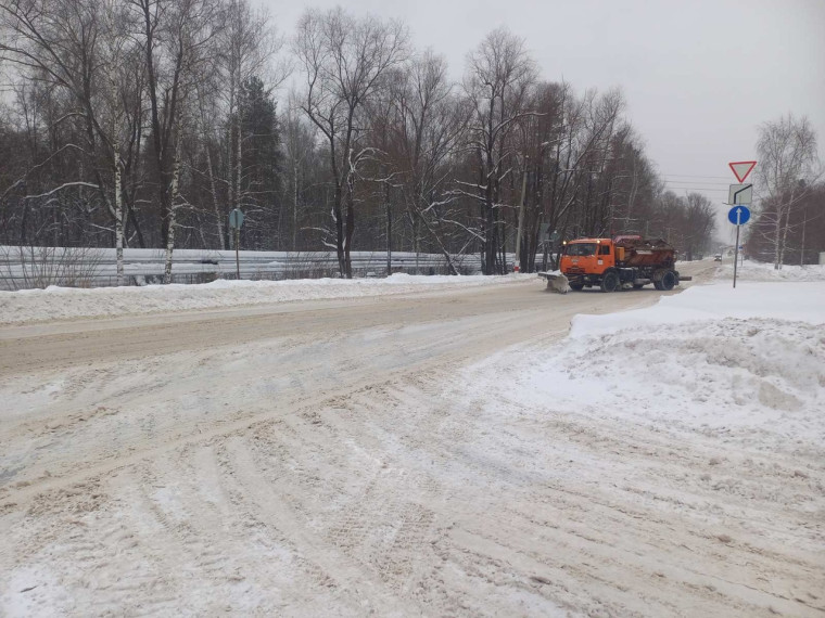 Ведётся очистка и посыпка дорог и городских территорий.