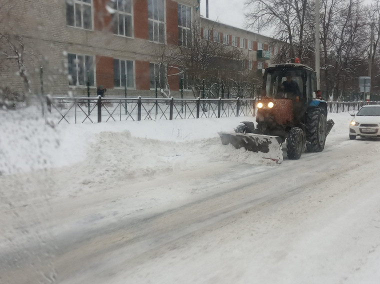 Ведётся очистка дорог и городских территорий.