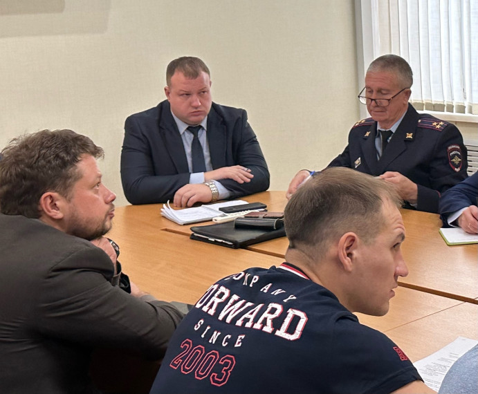 На экстренном заседании городской комиссии по чрезвычайным ситуациям 22 ноября скоординировали действия всех служб в условиях затяжного снегопада.. На экстренном заседании городской комиссии по чрезвычайным ситуациям 22 ноября скоординировали действия всех служб в условиях затяжного снегопада..