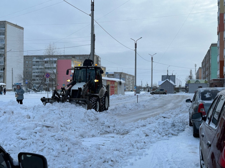 Ведется очистка дворовых территорий многоквартирных домов силами управляющих компаний.