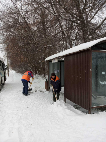 Ведётся очистка и посыпка дорог и городских территорий.