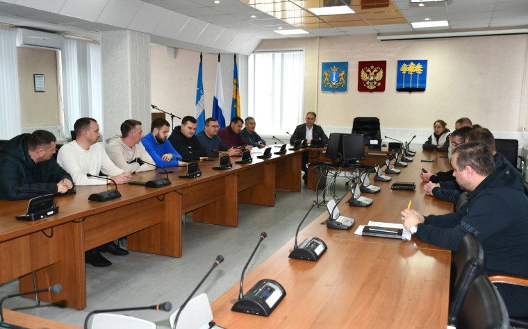 Убрать наледь и снежную кашу с дорог и тротуаров, привести в порядок школьные маршруты, помочь одиноким людям, объединить усилия и быть во всеоружии перед природными катаклизмами – об этом шла речь на субботнем штабе по ЖКХ. Убрать наледь и снежную кашу с дорог и тротуаров, привести в порядок школьные маршруты, помочь одиноким людям, объединить усилия и быть во всеоружии перед природными катаклизмами – об этом шла речь на субботнем штабе по ЖКХ.