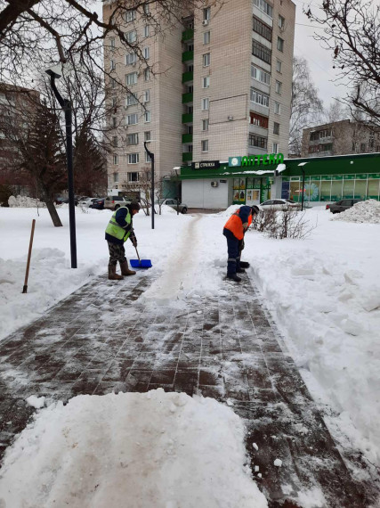 Ведётся очистка дорог и городских территорий.