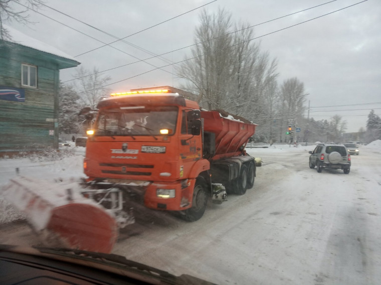 Ведётся расчистка от снега и противогололёдная обработка дорог и городских территорий. Ведётся расчистка от снега и противогололёдная обработка дорог и городских территорий.