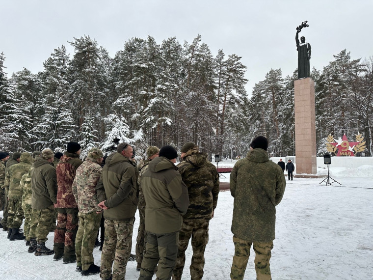 В воскресенье 3 декабря в Димитровграде у Монумента Славы торжественно проводили мобилизованных бойцов после отпуска на родине в зону СВО.