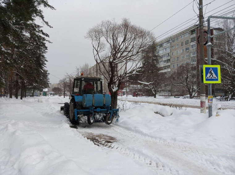 Ведётся очистка дорог и городских территорий.