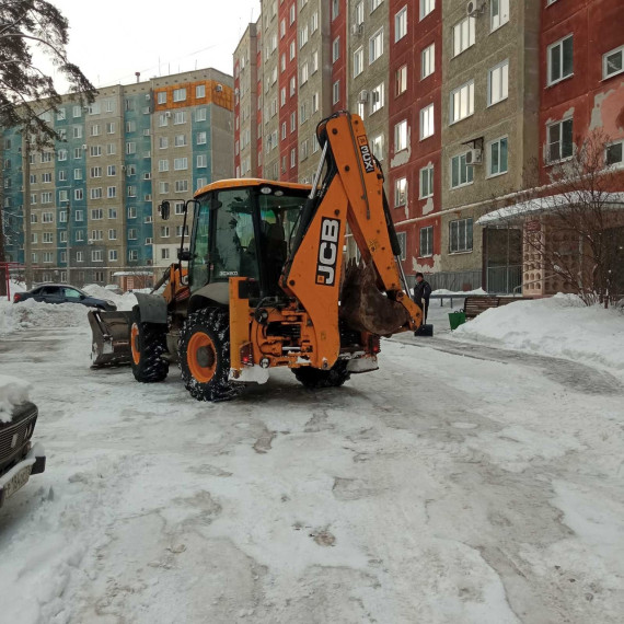 Дворовые территории многоквартирных домов расчищают управляющие компаний. Дворовые территории многоквартирных домов расчищают управляющие компаний.